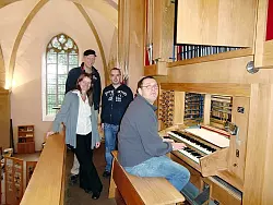 Pfarrerin Brigitte Fenner mit Orgelbaumeister Volker Br&ouml;er und dessen Mitarbeitern Frank Staude und Frank Haschert (von links). - &copy; Foto: Privat