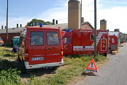 Der ABC-Zug unterst&uuml;tzt den Einsatz auf diesem Hof im Kreis G&uuml;tersloh, bei dem der Verdacht auf Ausbruch der Gefl&uuml;gelgrippe besteht. - &copy; Foto: Andreas Eickhoff