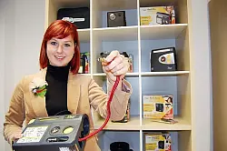 Kleines Set, schnelle Hilfe: Pressesprecherin Lilian Thumm zeigt das Reifenreparaturset "AirMAN pro" der Firma "Active Tools".