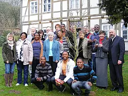 Besuch aus Alexandra: Pastor Ralph Oberkrome (Hillentrup), seine Kollegin Sabine Hartung (Spork-Wendlinghausen) sowie Reverend Nicolas Mashiane (von rechts) mit weiteren Gästen und ihren Gastfamilien. 