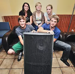 Die alte Box aus dem JZ wird f&uuml;r das Festival nicht reichen: Im Bild (von links) Tim Le&szlig;mann, Lorica Camino, Judith Sundermann, Laura Stegemann und Pascal Luhmann 