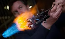 Pferdez&uuml;chter setzen auf den Schenkelbrand, um die Marke der Tiere erkennbar zu machen. - &copy; FOTO: DPA