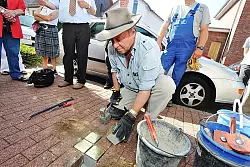 Konzentriert bei der Arbeit: Bildhauer Gunter Demnig verlegt neue Stolpersteine an der Oberen Straße. 