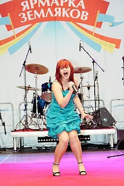 Nicole Ehrlich gibt den Hit von Christina Aguilera zum russischen Jahrmarkt zum Besten. - &copy; 