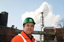 Unter Dampf: Dr. Stefan Brinker, Leiter Landwirtschaft im Lagenser Werk von Pfeifer & Langen, bittet um Verständnis dafür, dass die Schwaden nach Melasse riechen. - © Foto: Becker