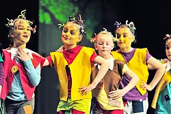 Zauberhafte Wesen: Hexen, Kobolde, Schmetterlinge und Feen tanzen federleicht zu den phantastischen Klängen von Sven Kristahns durch den Wald. 