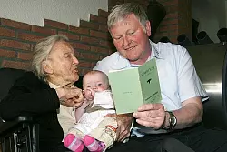 Aus alten Zeiten: Friedrich Wilhelm Kroos (rechts) sieht sich zusammen mit seiner 91-jährigen Mutter und Enkelin Lucia Marie das Sparbuch von 1945 an. Damals wurden 500 Reichsmark eingezahlt. 