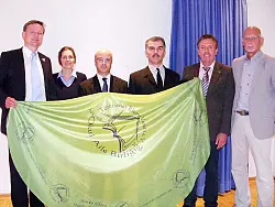 Engagieren sich: Bürgermeister Dr. Andreas Wulf, Mirjam Mann vom Bildungsbüro und Deutschlehrerin, Hüseyin Topuz, Sekretär der Türkisch-Islamischen Gemeinde Augustdorf, Ahmet Örs, Türkischer Eltern-Verein sowie Horst Tegeler und Berthold Gomm vom Bildungsbüro Kreis Lippe (von links).