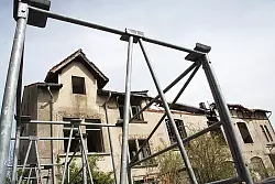 Schandfleck: Ein Brand gab der Stuckfabrik Strobel 2008 den Rest. Jetzt hat sie jeden Denkmalwert verloren. 