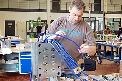 Letzte Feinarbeit: Von Hand werden in der Werkzeughalle von "OL plastik" an der Oerlinghauser Straße Anpassungen vorgenommen. Mitarbeiter Mario Bsufka überprüft das Material. 