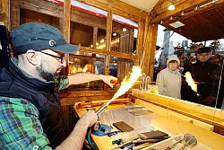 Frank Liebmann lebt die Tradition des Glasblasens seit mehr als 25 Jahren. Besonders den Kontakt mit den Besuchern wei&szlig; er zu sch&auml;tzen. Auf dem Bad Salzufler Weihnachtstraum freut er sich auf interessante Gespr&auml;che. - &copy; Foto: Hobein