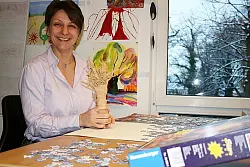 Mit Kreativ-Angeboten wie Malen, Puzzeln oder Töpfern entwickelt Marietta Schmidt Ablenkungs-Strategien. - © Foto: Castrup