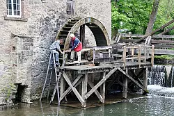 Klappert gerade nicht: Das M&uuml;hlrad der Braker &Ouml;lm&uuml;hle wird derzeit saniert. Andreas Kr&uuml;ger (links) vom Lemgoer Bauhof und Ernst-Antonius Paulussen vom Verein "Alt Lemgo" ziehen einen neuen Querbalken fest.