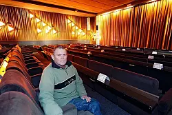Robert Henckel (74) hat Anfang der 50er Jahre im "Kaiserhof" als Lehrling angefangen und macht das Kino bis heute. Er wirft jedoch das Handtuch, weil er zu viel in neue Technik investieren müsste. - © 