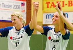 Gemeinsame Freude: Carolin Schmele (links) und Xenia Smits ringen sonst um Spielzeit im linken Rückraum. - © Foto: Lucas