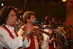 Voller Einsatz: Kurt Tumler und seine Kollegen von den "Südtiroler Spitzbuam" legten sich in der Alverdisser Mehrzweckhalle mächtig ins Zeug. - © 