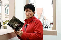Am Eingang zum Rathaus: Bettina Szrama hat verschiedene Schaupl&auml;tze in Lemgo in ihrem Buch verarbeitet. - &copy; Foto: Pavlustyk