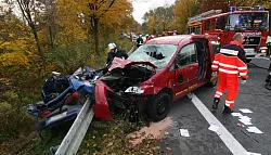 Bei einem Verkehrsunfall auf der Ostwestfalenstraße nahe Donop sind am Donnerstagmorgen drei Personen verletzt worden. - © Foto: Doris Lüdeking