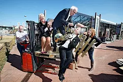 Marktleiter Ralf Hillert, Gabriele Bunse, Wolfgang von der Burg, Vincent Levesque und Annette Gebauer (von links). - © Foto: Preuss