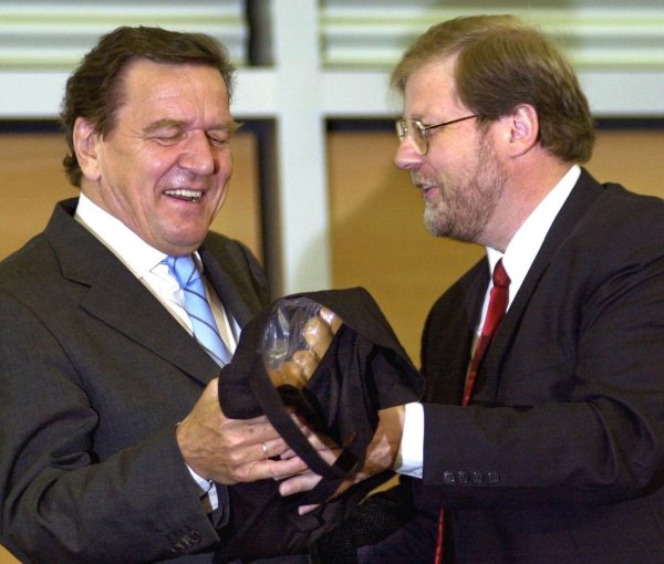 Gerhard Schröder und Hans-Jürgen Uhl - © Foto: Wolfgang Weihs/dpa