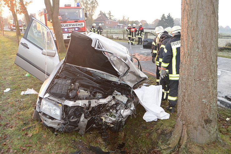 Zwei Autofahrer wurden bei einem Unfall in Rietberg schwer verletzt. - © FOTO: A. EICKHOFF
