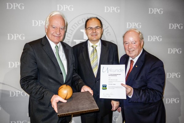 Verleihung der goldenen Tanne: Cajus Caesar, Chirstian Schmidt (Bundesminister für Ernährung und Landwirtschaft, Dr. Wolfgang von Geldern (Präsident der Schutzgemeinschaft Deutscher Wald) - © Alex Trobisch