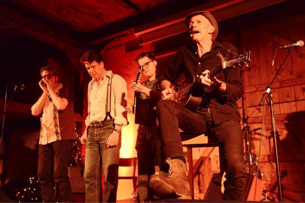 Furioses Finale: Ganz ohne Mikro und Verstärker verabschiedeten sich (von links) Dieter Kropp, Peter „Crow C" Krause, Ferdinand „Jelly Roll" Kraemer und Abi Wallenstein vom Publikum beim Nikolausblues. - © André Gallisch