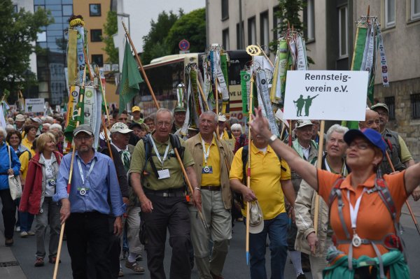 Festumzug: Eine Impression vom Deutschen Wandertag im vergangenen Jahr in Paderborn. In anderthalb Jahren wird es auch in Detmold einen Umzug durch die Stadt gehen. - © Marc Köppelmann