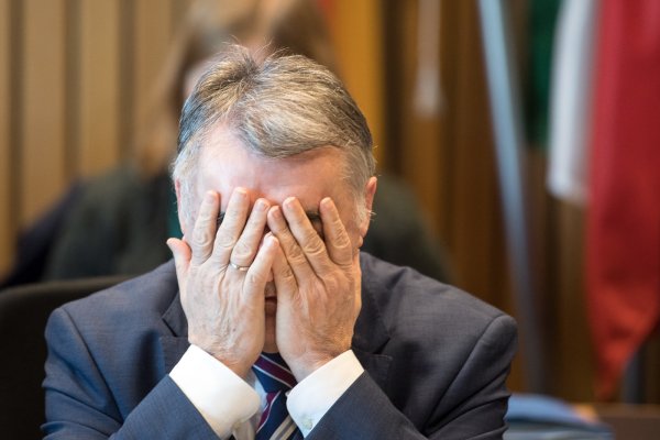 Herbert Reul (CDU), Innenminister von Nordrhein-Westfalen, schlägt die Händer vors Gesicht und wartet auf den Beginn der Sitzung. Der Innenausschuss kommt zu einer Sondersitzung zum Missbrauchsfall in Lügde zusammen. - © Federico Gambarini/dpa