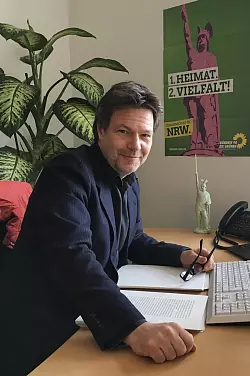 Er findet den Hermann zwar nicht sonderlich sch&ouml;n, daf&uuml;r hat Gr&uuml;nen-Chef Robert Habeck ihn jeodoch in mehrfacher Ausf&uuml;hrung im B&uuml;ro stehen. Ob das die Lipper vers&ouml;nlich stimmt? &nbsp; - &copy; Die Gr&uuml;nen