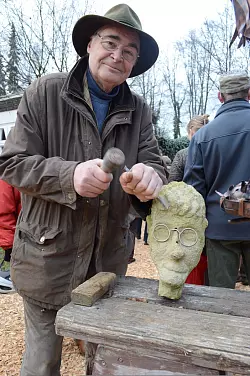 Ein Steinmetz präsentiert sich auf dem Weihnachtsmarkt bei Strate - © Raphael Bartling