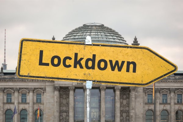 Die Infektionszahlen in Deutschland steigen rasant an. Die Forderungen nach schärferen Corona-Maßnahmen werden lauter. - © Torsten Sukrow/SULUPRESS.DE