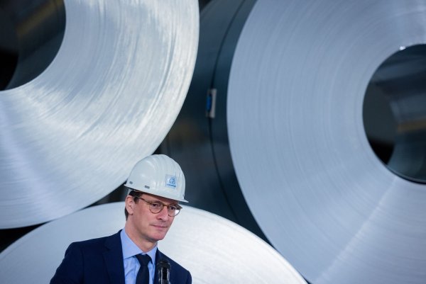 NRW-Ministerpräsident Hendrik Wüst (CDU) mahnt vor dem «Stahlgipfel» deutliche Entlastungen der Unternehmen an. (Archivbild) - © Rolf Vennenbernd/dpa