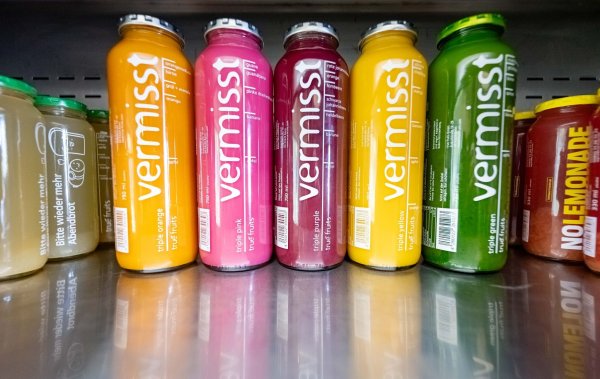 «Vermisst» steht groß auf den Smoothie-Flaschen von True Fruits - auf der Rückseite wird mit Fotos nach zwei seit Jahren vermissten Personen gesucht. - © Benjamin Westhoff/dpa