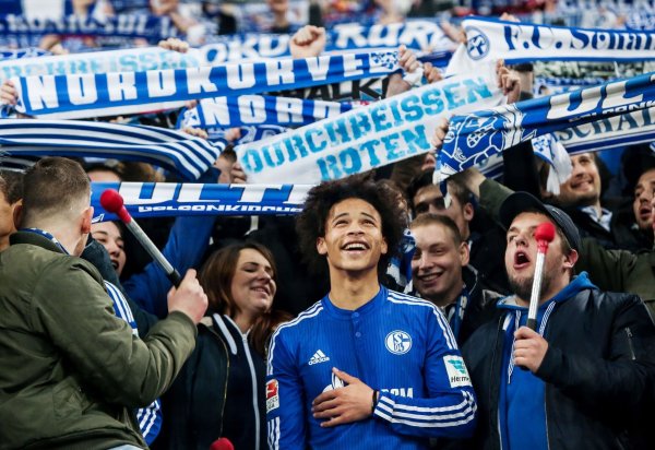 Zehn Jahre her: Leroy Sané lässt sich nach einem Schalker Heimsieg von den Fans feiern. - © picture alliance / dpa