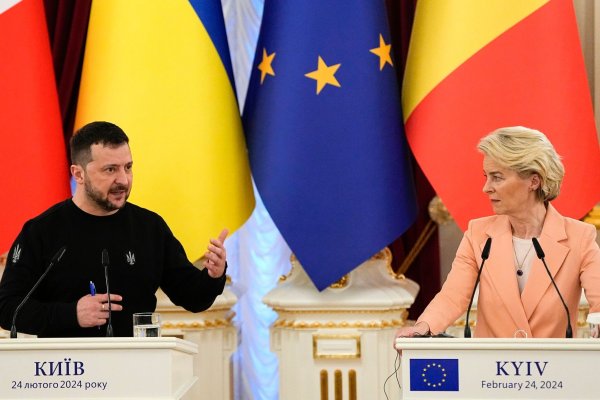 Will einen schnellen EU-Beitritt: Der ukrainische Präsident Wolodymyr Selenskyj, hier bei einer Pressekonferenz mit EU-Kommissionspräsidentin Ursula von der Leyen. (Archivbild) - © Efrem Lukatsky/AP/dpa
