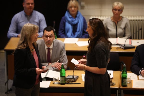 Iris Stalzer wird als Bürgermeisterin vereidigt - © Christoph Reichwein/dpa