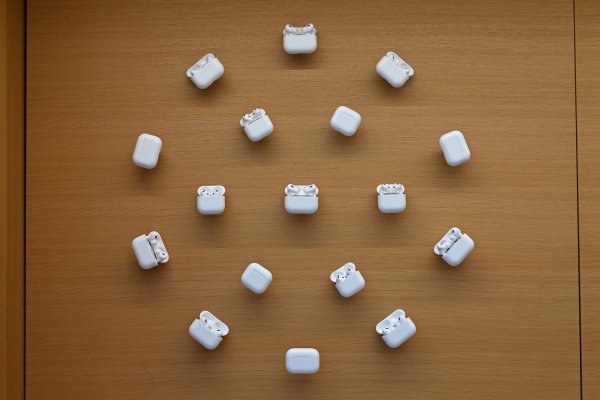 Nutzer in der EU bekommen die Live-Übersetzungsfunktion später in ihre AirPods. (Archivbild) - © David Hammersen/dpa