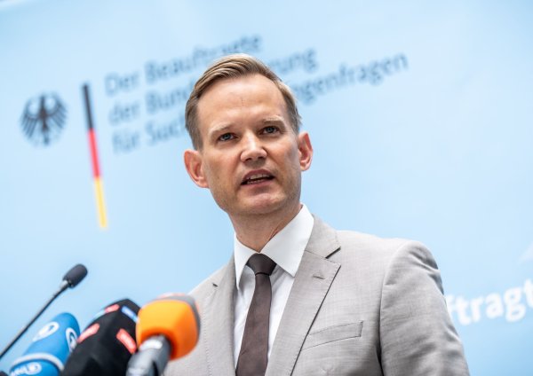 Der Bundesdrogenbeauftragte Hendrik Streeck findet es mutig von Rapper Haftbefehl, sich offen in einer Doku zu seinen Drogenproblemen zu äußern. (Archivbild) - © Michael Kappeler/dpa