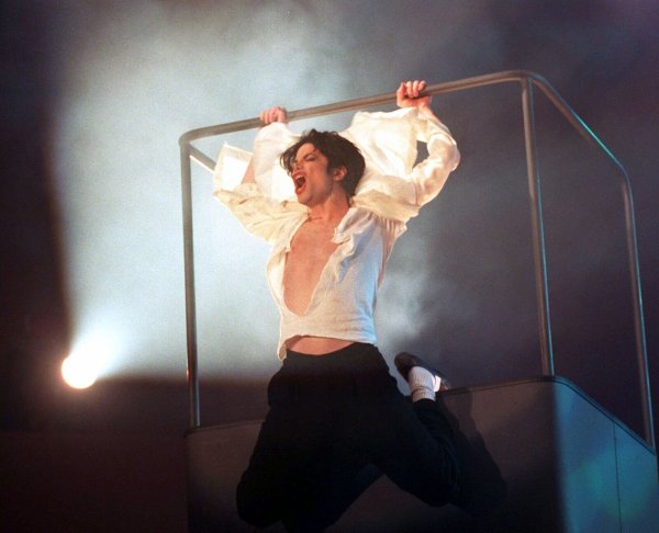 Michael Jackson am Geländer der Hebebühne in der Duisburger Rhein-Ruhr-Halle am Abend des 4. November 1995. (Archivbild) - © Achim Scheidemann/dpa