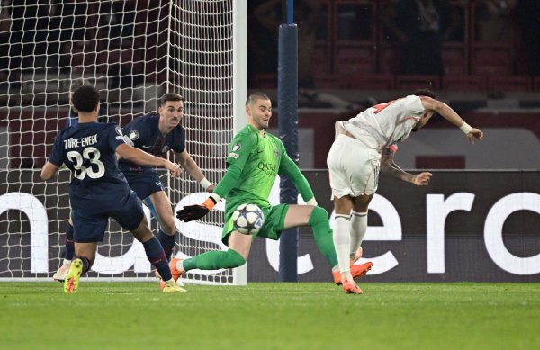 Luis Díaz (r) erzielt das frühe 1:0 für Bayern. - © Federico Gambarini/dpa