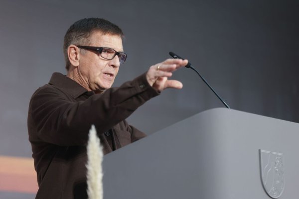 Fotokünstler Andreas Gursky liefert sich Skirennen mit Rockstar Campino - © Oliver Berg/dpa-Pool/dpa