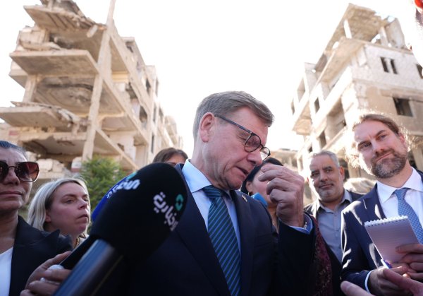 Außenminister Johann Wadephul (CDU) am Donnerstag in Harasta, einer weitgehend zerstörten Stadt Harasta, einer Vorstadt von Damaskus. Äußerungen über die Rückkehr von Syrern lösten Irritationen in den Reihen der Union aus. - © Marcus Brandt/dpa