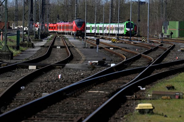 Die Bahn repariert die Strecke zwischen Wuppertal und Hagen. Das hat Auswirkungen für die Reisenden. (Symbolbild) - © Roberto Pfeil/dpa