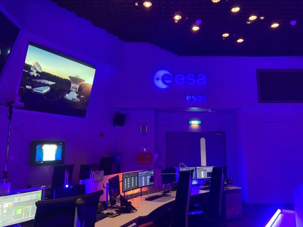 Der neue Erdbeobachtungssatellit soll vom Kontrollzentrum aus gesteuert werden. (Archivbild) - © Oliver Pietschmann/dpa