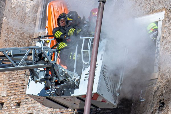 Während des Rettungseinsatzes der Feuerwehr stürzte ein weiterer Teil des Turms ein. - © Domenico Stinellis/AP/dpa