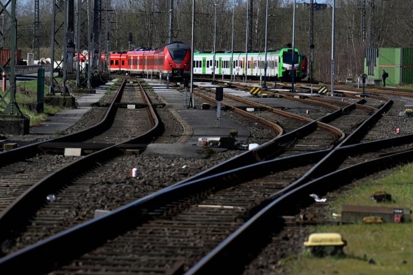 Die Bahn repariert die Strecke zwischen Wuppertal und Hagen. Das hat Auswirkungen für die Reisenden. (Symbolbild) - © Roberto Pfeil/dpa