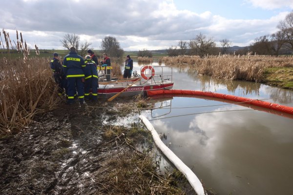 Bei Unfällen gelangen immer wieder Schadstoffe ins Wasser. (Symbolbild) - © Thomas Frey/dpa