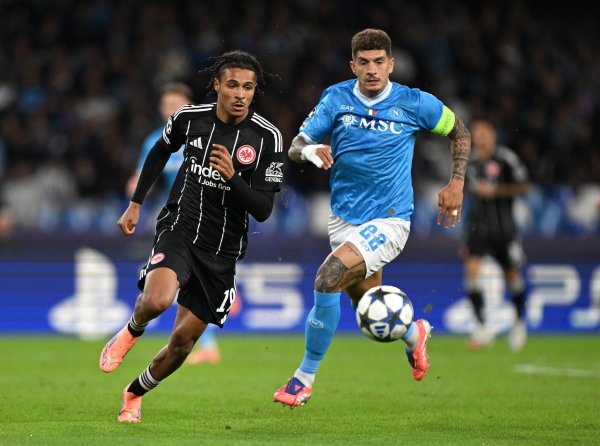 Eintracht Frankfurt um Jean-Mattéo Bahoya (l) kam offensiv in der ersten Hälfte gegen die SSC Neapel überhaupt nicht zur Geltung. - © Arne Dedert/dpa