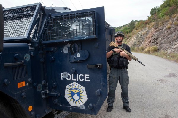 Ein Polizist aus dem Kosovo sichert das Gelände nach den schweren Kämpfen zwischen serbischen Paramilitärs und kosovarischen Polizisten. - © Visar Kryeziu/AP/dpa